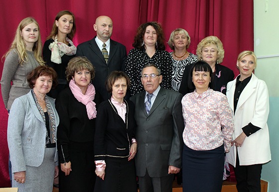 Руководители районных общественных объединений во главе с заместителем председателя райисполкома Ксенией Коробач (в первом ряду справа) на выездном заседании в доме-интернате; при поддержке спонсоров созданы комфортные условия в комнатах проживающих.