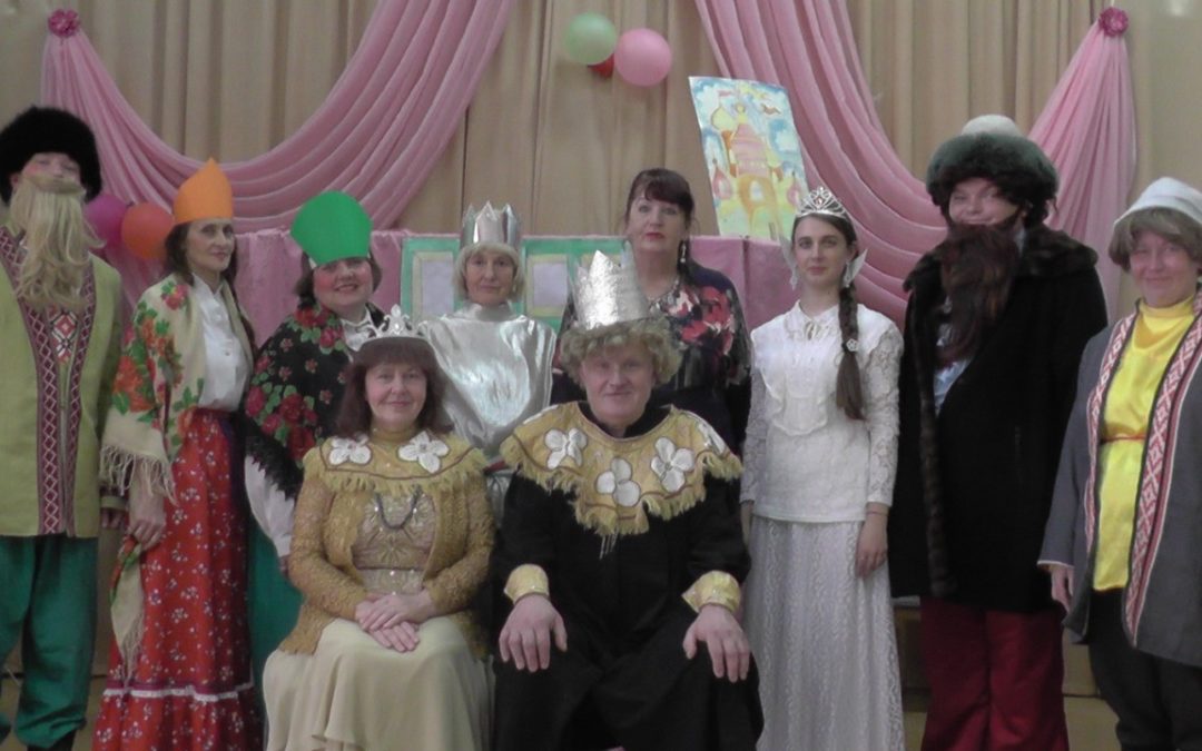 Три девицы под окном пряли поздно вечерком