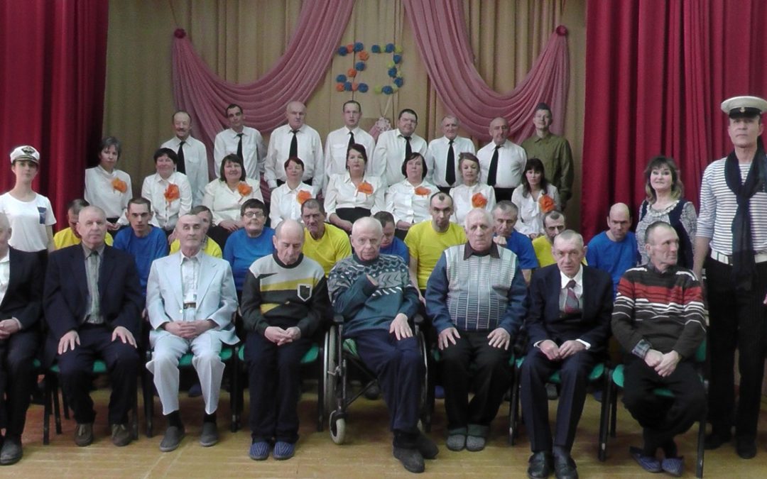 И сильной половине человечества мы скажем поздравленье вслух