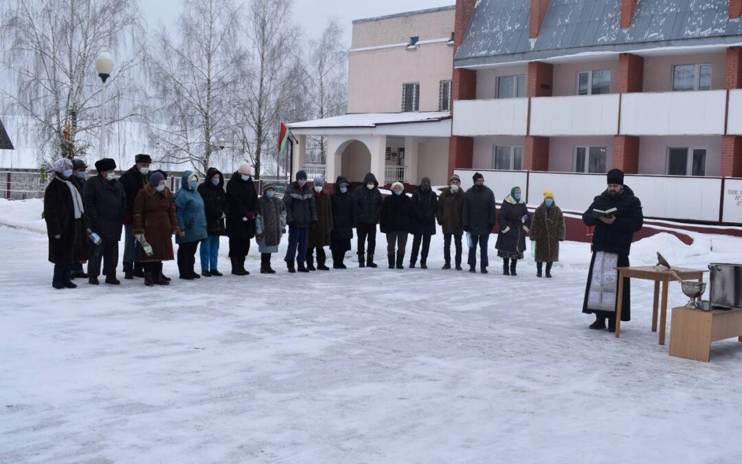 А жизнь наполнена праздником духовным, не замечая всех невзгод